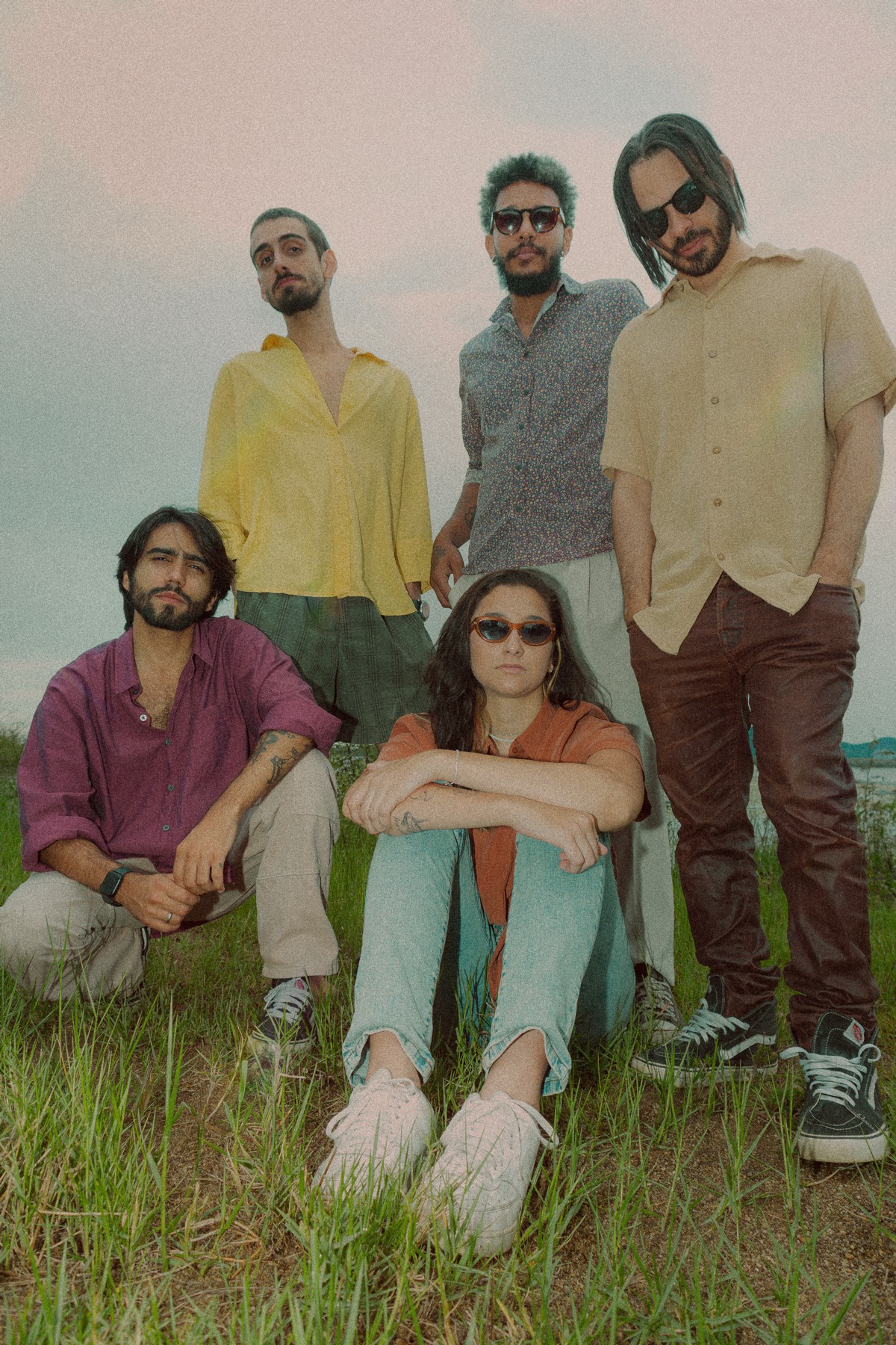 Retrato da banda no campo, olhando para a câmera